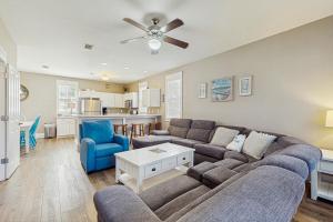 una sala de estar con un sofá y una mesa en Barefoot Cottages #B16, en Highland View