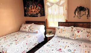 Postel nebo postele na pokoji v ubytování 20 plus percent OFF! 4BR, 2 BT Spacious Home in Cuyahoga Falls, Parking, Pets Ok + 2 fotografie