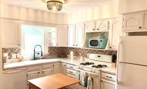 Gallery image of 20 plus percent OFF! 4BR, 2 BT Spacious Home in Cuyahoga Falls, Parking, Pets Ok in Cuyahoga Falls