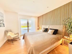 Katil atau katil-katil dalam bilik di Paradisio Poolsuite Summergold in Bodman am Bodensee +25 gambar