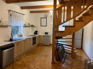 Afbeelding uit fotogalerij van Domek letniskowy "Pod dębem" in Urowo