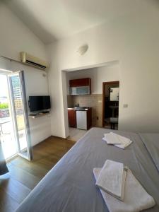 Postel nebo postele na pokoji v ubytování Apartments Manojlovic
