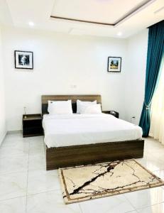 une chambre avec un grand lit dans une pièce dans l'établissement Urban TS AirB&B, à Abuja 5 autres photos