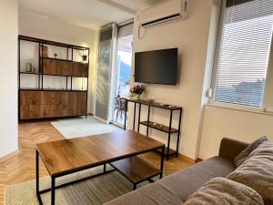 Μια τηλεόραση ή/και κέντρο ψυχαγωγίας στο Harmony Suite 32