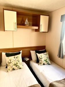 Ένα ή περισσότερα κρεβάτια σε δωμάτιο στο Homely 6 Berth Caravan At Southview Holiday Park Ref 33005Ml