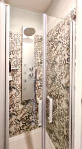 bagno con doccia e specchio di Viamare Anzio ad Anzio