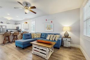 Una sala de estar con un sofá azul y una mesa. en 3 Bed 4 Bath Vacation home in Barefoot Cottages - Port St. Joe, en Highland View