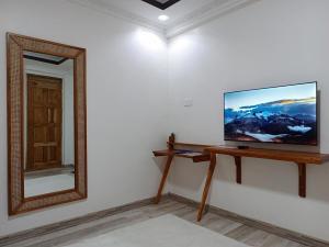 Μια τηλεόραση ή/και κέντρο ψυχαγωγίας στο Tembo Homes Riverside Apartments +7 φωτογραφίες