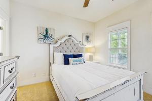 Un dormitorio blanco con una cama grande y una ventana. en 3 Bed 4 Bath Vacation home in Barefoot Cottages - Port St. Joe, en Highland View 35 fotos más