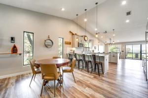 Fotografie z fotogalerie ubytování The Cove Lakehouse v destinaci Spicewood
