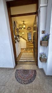 索佐波尔Guest house Hei taka的门和地毯的走廊 更多77张照片