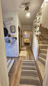 索佐波尔Guest house Hei taka的带楼梯和砖墙的住宅走廊