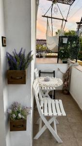 索佐波尔Guest house Hei taka的阳台上摆放着一张白色的桌子和椅子，还有一张吊床
