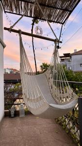 索佐波尔Guest house Hei taka的屋顶上悬挂着一张白色吊床