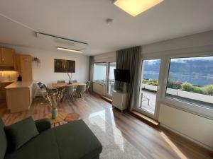 a living room with a kitchen and a dining room at Sorgner's Seeblick in Sattendorf