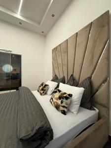 Ένα ή περισσότερα κρεβάτια σε δωμάτιο στο Luxury Gold apartman +32 φωτογραφίες