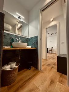 une salle de bain avec un lavabo et un miroir dans l'établissement Residenza Ximenes, à Palerme