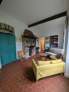 O zonă de relaxare la Maison de famille entre mer & collines - Charme, citronniers et tranquillité - accès marche et sentier 3 min +21 fotografii