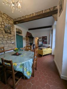 Imagine din galeria proprietății Maison de famille entre mer & collines - Charme, citronniers et tranquillité - accès marche et sentier 3 min în Menton