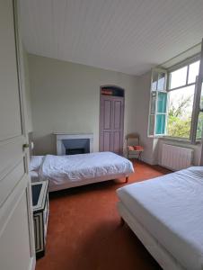 Un pat sau paturi într-o cameră la Maison de famille entre mer & collines - Charme, citronniers et tranquillité - accès marche et sentier 3 min