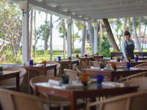 Ein Restaurant oder anderes Speiselokal in der Unterkunft The Regent Cha Am Beach Resort, Hua Hin 