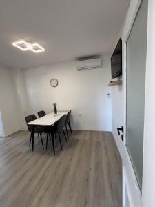 TV a/nebo společenská místnost v ubytování Starigrad Paklenica-Josipa apartmani