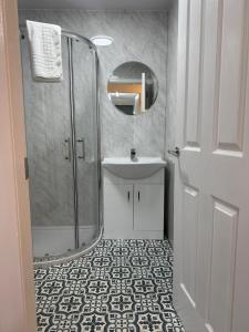 a bathroom with a shower and a sink and a mirror at 2-Bed City Apartment by Glasgow Green in Glasgow +12 photos