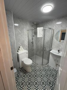 a bathroom with a shower and a toilet and a sink at 2-Bed City Apartment by Glasgow Green in Glasgow