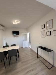 TV a/nebo společenská místnost v ubytování Starigrad Paklenica-Josipa apartmani