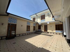 un patio vacío de un edificio con una ventana grande en Berkat Boutique, en Bukhara