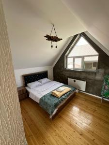Un dormitorio con una cama grande en un ático. en Luxury house Gabala 2, en Gabala