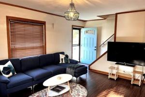 TV a/nebo společenská místnost v ubytování 20 plus percent OFF! 4BR, 2 BT Spacious Home in Cuyahoga Falls, Parking, Pets Ok