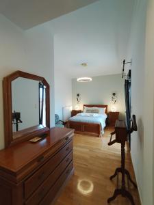 A bed or beds in a room at ISLAND Time Deluxe Apartment Downtown 3 floors