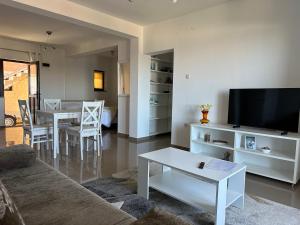 ein Wohnzimmer mit Tisch und Fernseher in der Unterkunft Villa Beba - Apartments in Senj