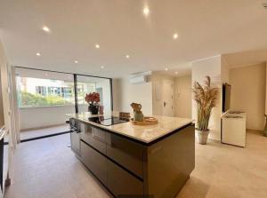 una cucina con isola e piano di lavoro di Pz España Palma Apartment a Palma de Mallorca