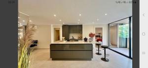 una cucina con isola al centro di una stanza di Pz España Palma Apartment a Palma de Mallorca