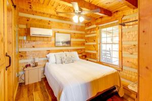Ένα ή περισσότερα κρεβάτια σε δωμάτιο στο Noes Rest, Cherokee Lake Cabin!