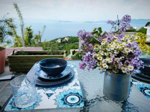 Photo de la galerie de l'établissement Νοσταλγός-Πέτρινο σπίτι με θέα στο Αιγαίο, à Skopelos