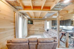 Χώρος καθιστικού στο 5 Mi to Lake Barkley Secluded Retreat in Kuttawa
