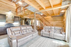 Χώρος καθιστικού στο 5 Mi to Lake Barkley Secluded Retreat in Kuttawa