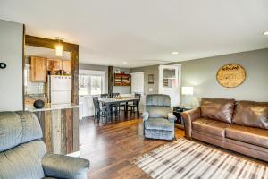 Η κουζίνα ή μικρή κουζίνα στο Boat Dock and Launch Family Cabin on Prairie Lake!