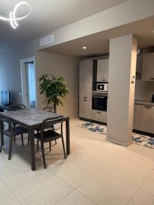 a dining room with a table and chairs in a kitchen at Ca' Monte 2 - Dimora Centrale 2 camere in Montebelluna
