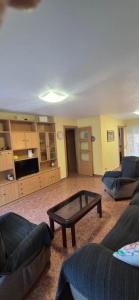 un soggiorno con un divano e un tavolino da caffè di A fantastic apartment on the beach a Canet de Berenguer