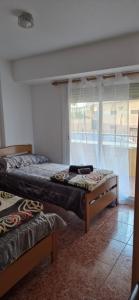 due letti in una stanza con una finestra di A fantastic apartment on the beach a Canet de Berenguer