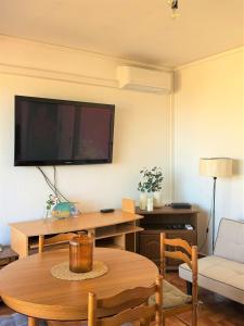 TV a/nebo společenská místnost v ubytování Appartement à Erbalunga face à la mer