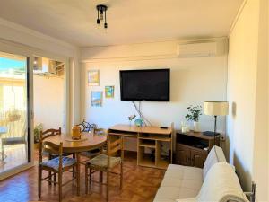 TV a/nebo společenská místnost v ubytování Appartement à Erbalunga face à la mer