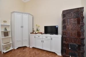 ein Wohnzimmer mit einem TV auf einem weißen Schrank in der Unterkunft BLISS HOUSE center in Oradea