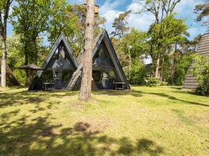 StramproyにあるSemi-detached bungalow 'Muizenoortje' at park Vossevenの木の家