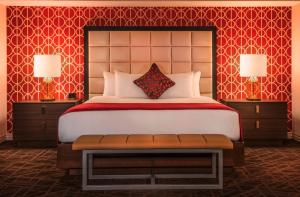 Postel nebo postele na pokoji v ubytování Horseshoe Las Vegas by Suiteness