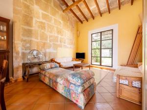 Televisyen dan/atau pusat hiburan di This finca has its own private access to the beautiful sandy beach Es Trenc